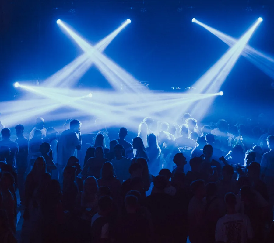 Rasvjeta i publika na eventu